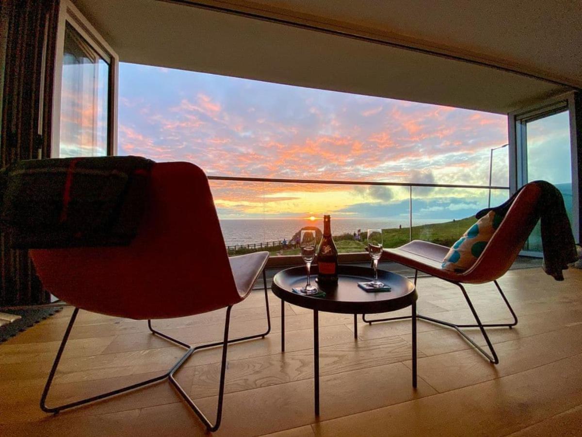 Sunset Waves Sea View Apartment Featuring Panoramic Views & Parking New Quay Kültér fotó
