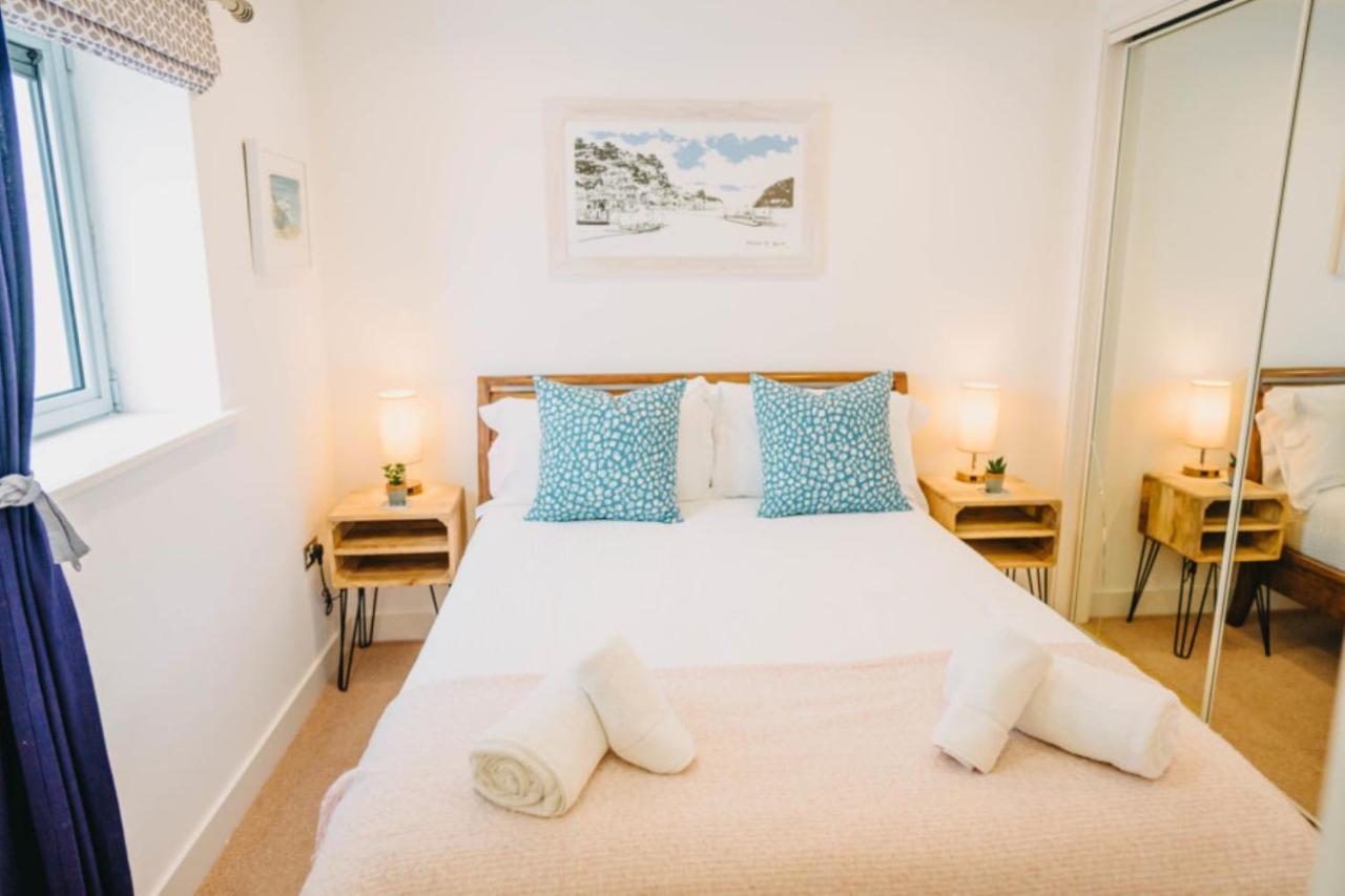 Sunset Waves Sea View Apartment Featuring Panoramic Views & Parking New Quay Kültér fotó