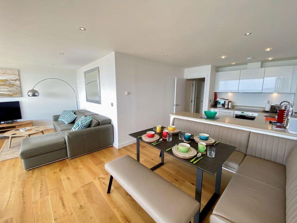 Sunset Waves Sea View Apartment Featuring Panoramic Views & Parking New Quay Kültér fotó