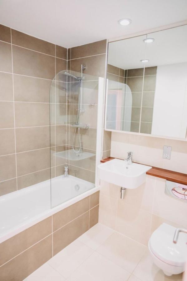 Sunset Waves Sea View Apartment Featuring Panoramic Views & Parking New Quay Kültér fotó